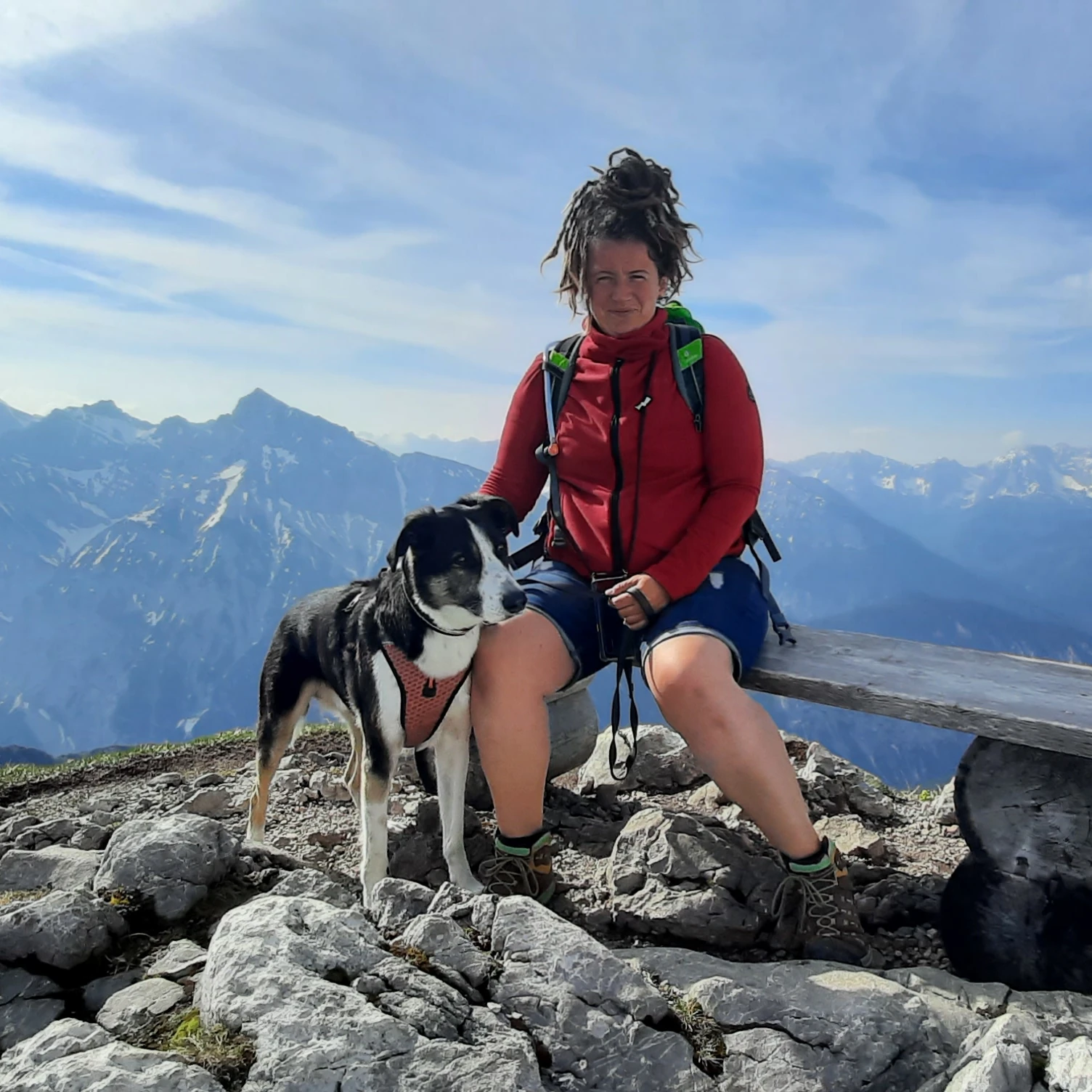 Lu mit Hund Mo in den Bergen