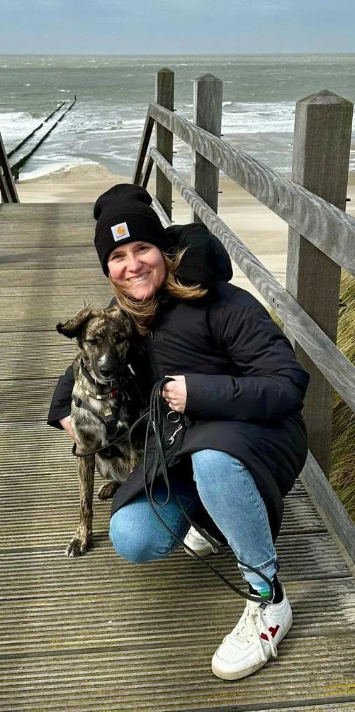 Janna mit Hund auf Holzsteg am Meer