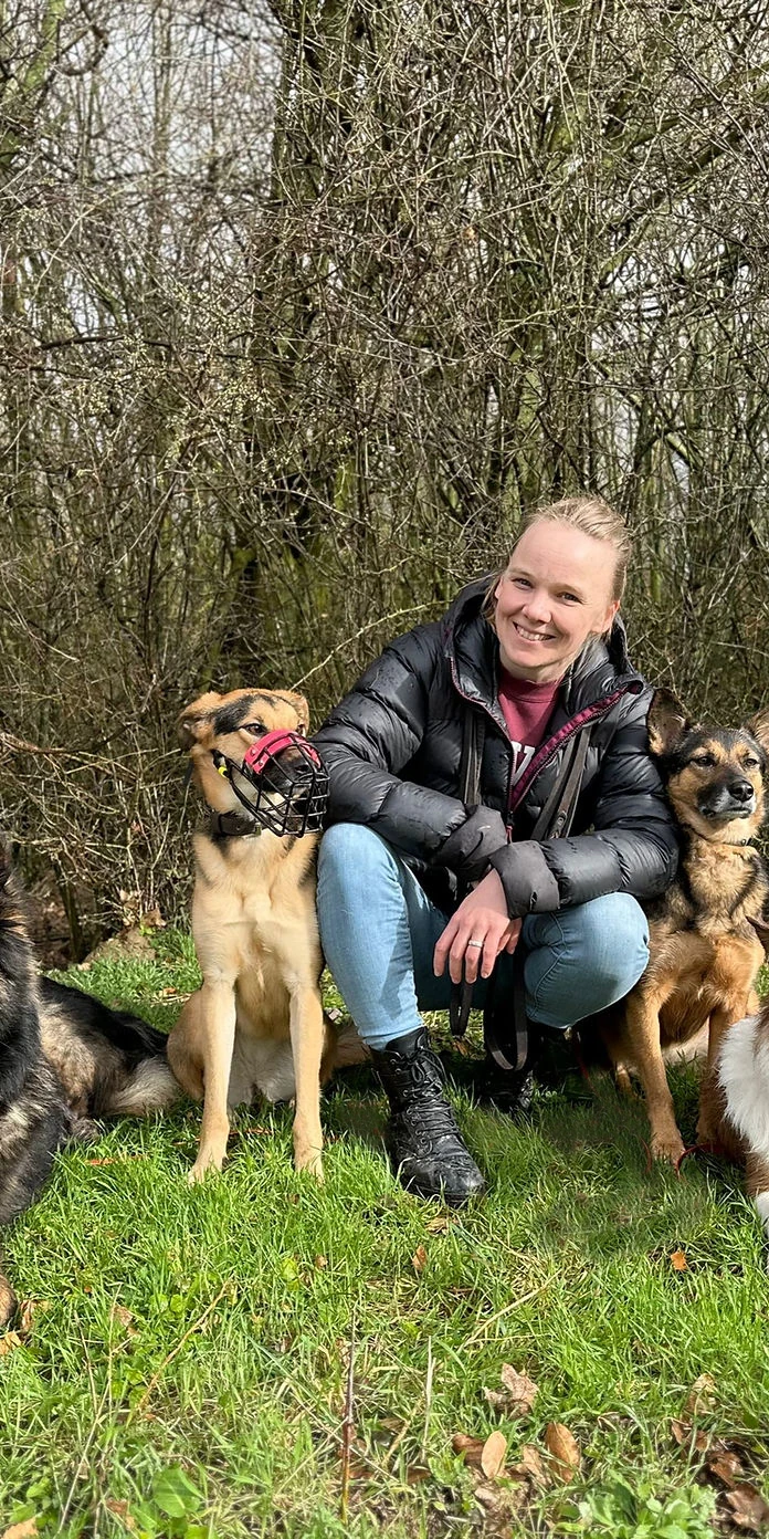Kathi mit Hunden im Grünen