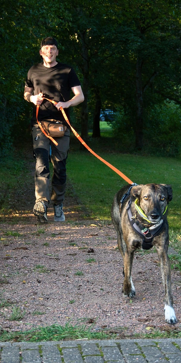 Simon mit Hund im Wald