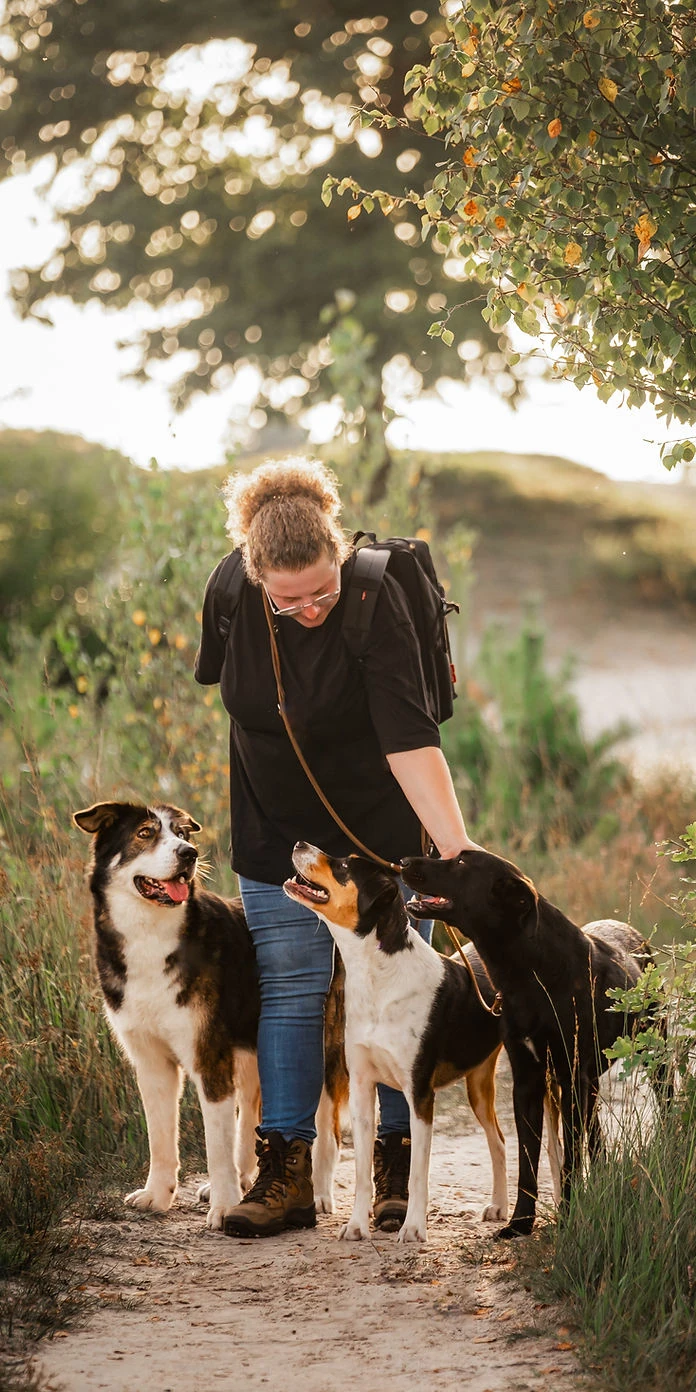 Tanja mit drei Hunden auf Spaziergang